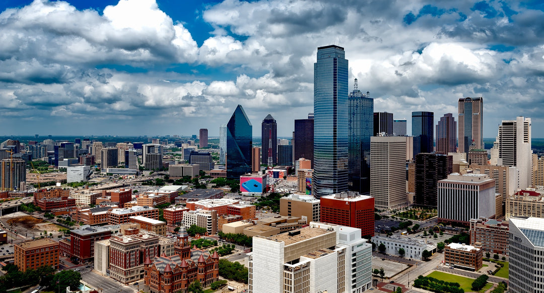 BIBLIOTECA ACTIVIST WEAR, UNA MARCA MEXICANA EN DALLAS